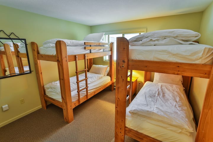 חדר שינה עם מיטות קומתיים