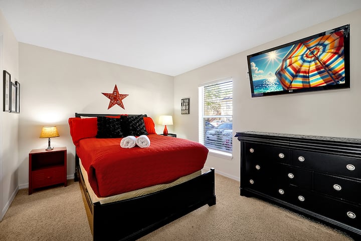 Cama tamaño queen con baño completo adjunto