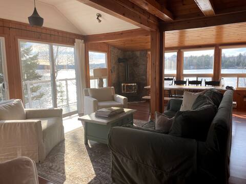 Popular Airbnb listing: Horseshoe Highlands Waterfront Cottage in Haliburton
