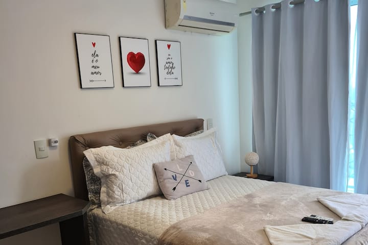 Suíte com Ar Condicionado
farmhouse bed, Smart TV32
computer table and sea view.

A/C Suite
double bed, Smart TV32
computer table and ocean view