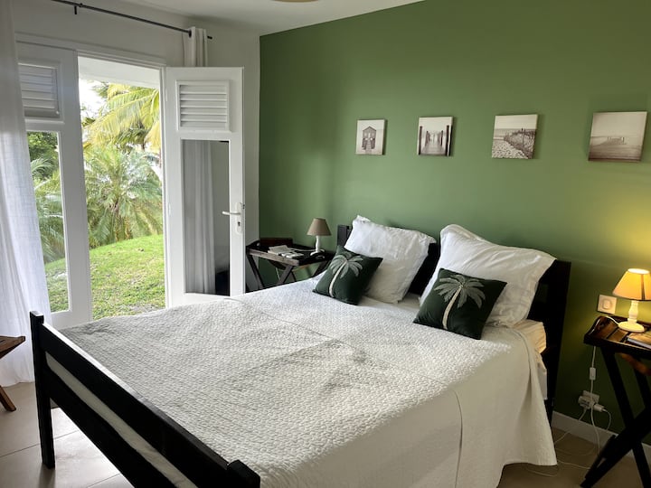 chumba cha kulala chenye bafu lake kwenye ghorofa ya juu .