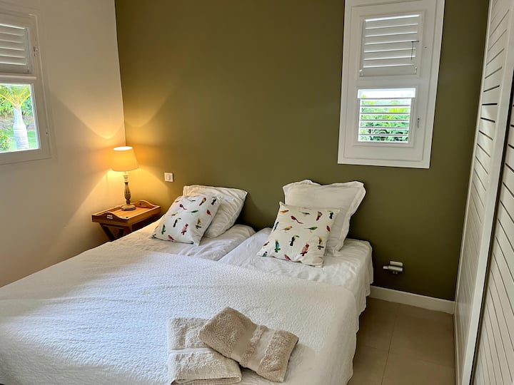 chumba cha kulala 2 vitanda sakafu