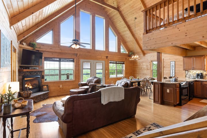 Cabin W/ Amazing Views, Hot Tub, Fire Pit - Monteagle, TN