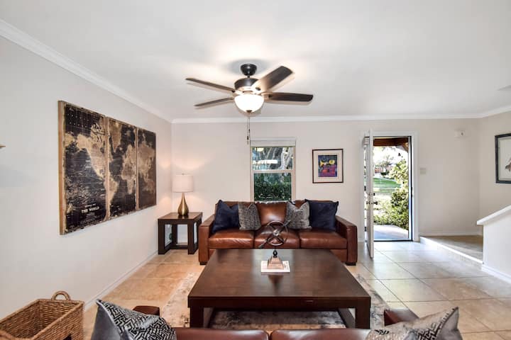 Modern, Elegant, Westside Townhome - Sunset Heights, TX