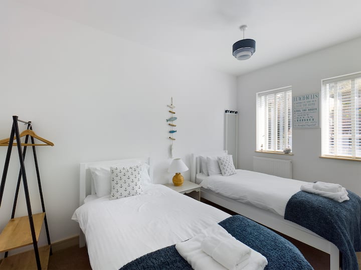 Spálňa na najvyššom poschodí so 4 oddelenými posteľami.