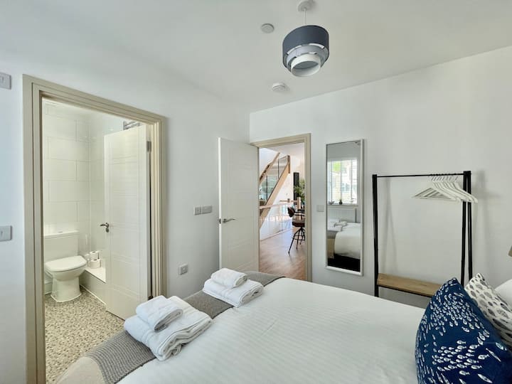 Dvojposteľová spálňa na prvom poschodí s vlastnou kúpeľňou.