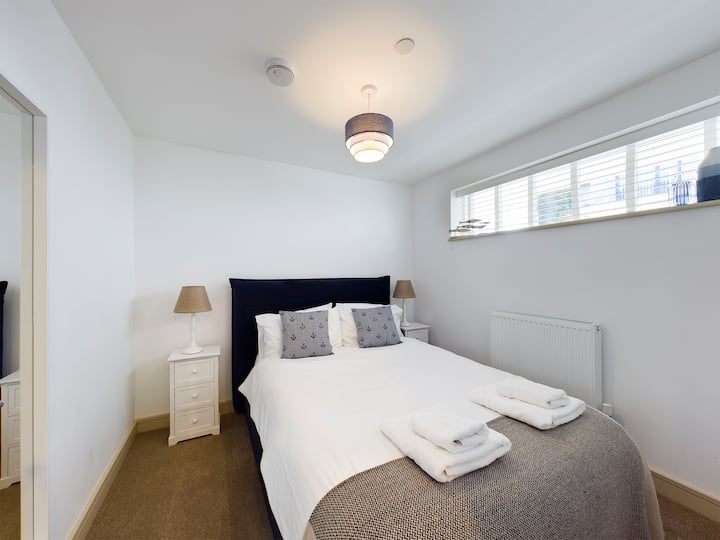 Spálňa s manželskou posteľou na prízemí so vstavaným šatníkom. 