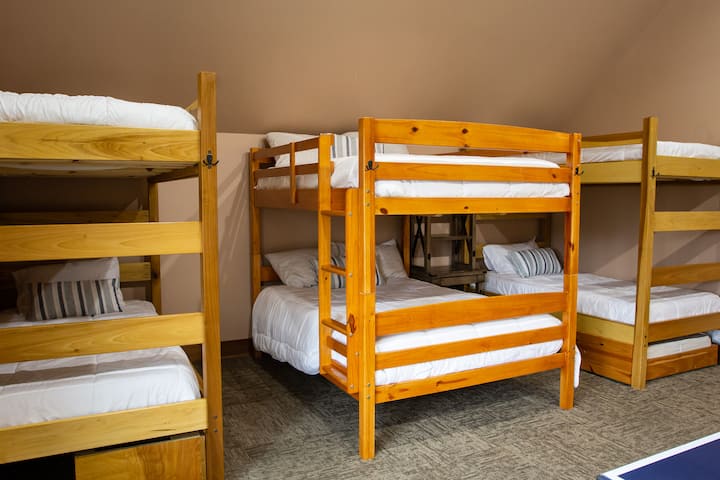 Dhomë gjumi bunkhouse me dy krevate dopio dhe pesë krevate dopio