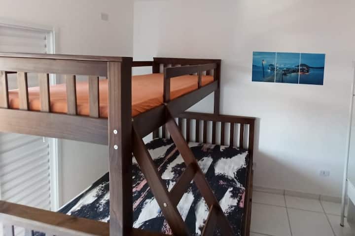 Chumba kilicho na treliche
- Kitanda cha watu wawili
- kitanda kimoja (juu)
- kitanda kimoja (chini)