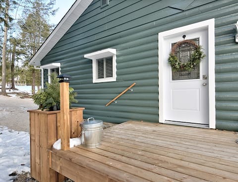 Water's Edge - 4 Season Cottage