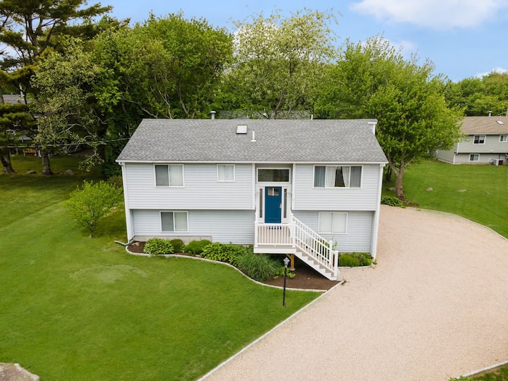 6 BR House, Shores w/ 8 Town Beach passes. Houses for Rent in