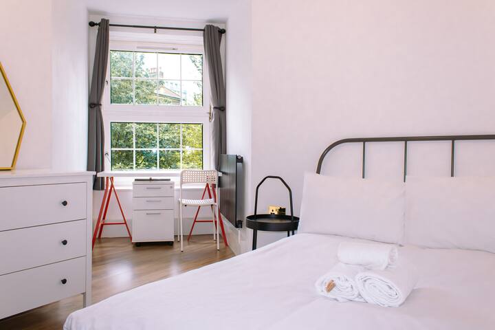 4-Bedroom Flat near Central, 2-Min Walk to Metro