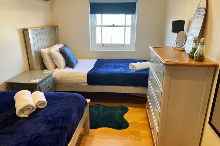 Спалня с 2 единични легла. Нощно шкафче. Скрин.