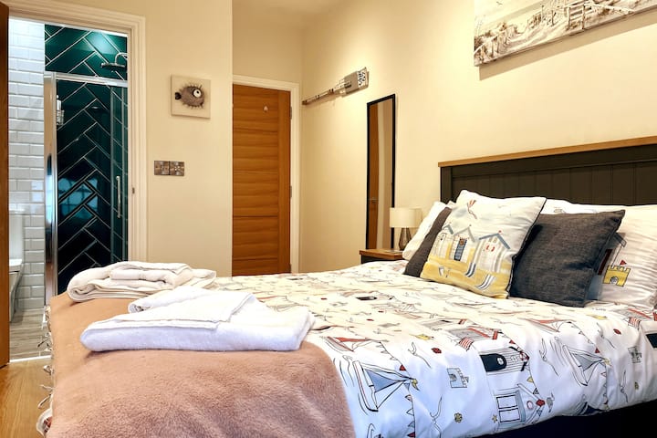 Двойна спалня със самостоятелна баня. С изглед към плажа и морето.