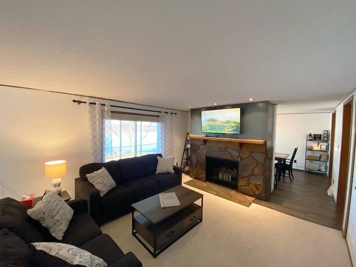 Kick Back And Relax At This River Front Property! - 貝爾維尤