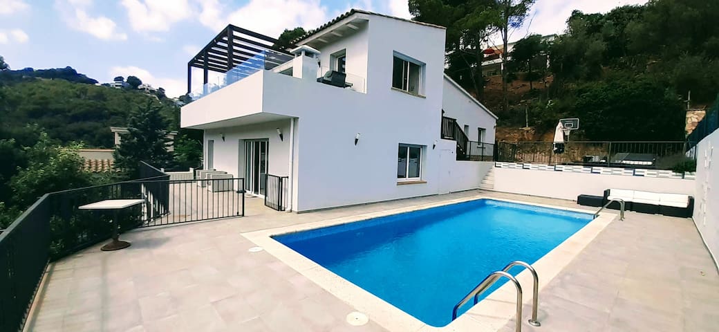 Modern villa with stunning views & private pool