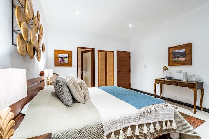 כל חדר מרווח ונקי, עם ארונות הליכה וחדרי רחצה צמודים. 