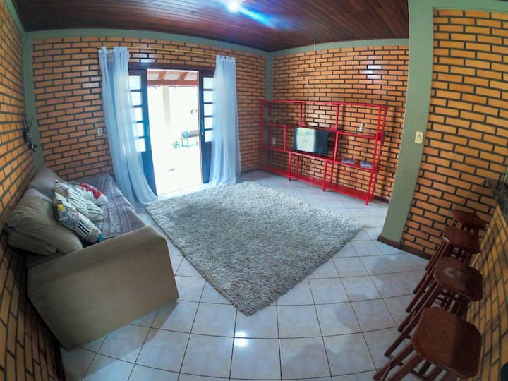 Всекидневна със смарт телевизор, HDMI кабел и високоскоростен оптичен интернет!!