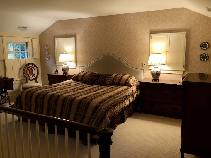 Spavaća soba br. 5: spavaća soba u potkrovlju glavnog apartmana s bračnim krevetom, trenutačno otvorena za kuhinju putem stubišta, ima privatnu kupaonicu i spojena je s dnevnim boravkom s kaučem na razvlačenje za dvije osobe.