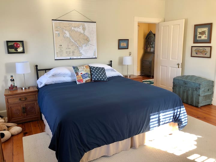 Spavaća soba br. 4: „Djevojačka soba” ima jedan bračni krevet sa zajedničkom kupaonicom u hodniku. The Girl 's Room and Boy' s Room are on the third floor and share a bath.