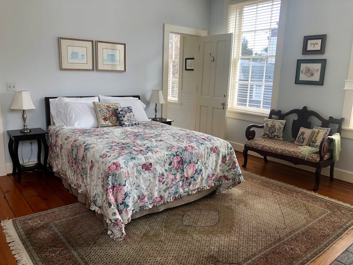 Spavaća soba br. 1: „Plava soba” ima jedan bračni krevet i zajedničku kupaonicu. The Blue Room and the Green Room are on the second floor and share a bath.