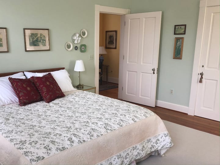 Spavaća soba br. 2: „Zelena soba” ima jedan bračni krevet sa zajedničkom kupaonicom u hodniku. The Blue Room and the Green Room are on the second floor and share a bath.