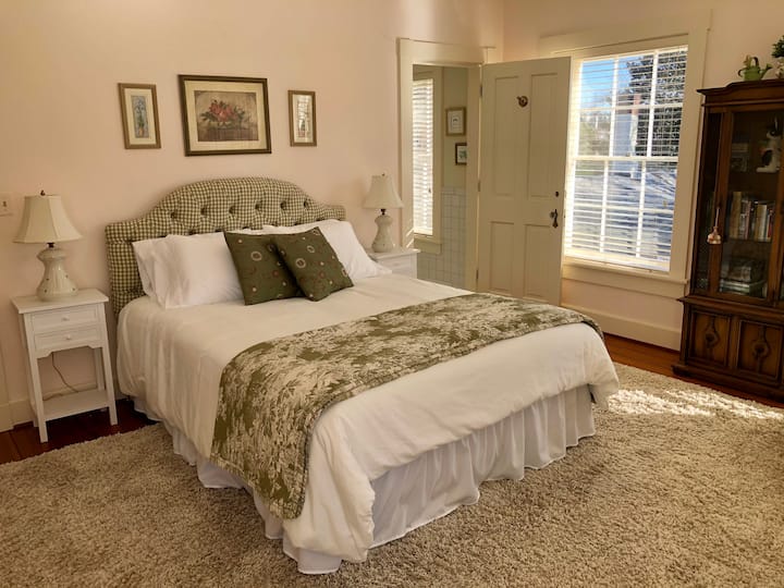 Spavaća soba br. 3: „Djevojačka soba” ima jedan bračni krevet i zajedničku kupaonicu. The Girl 's Room and Boy' s Room are on the third floor and share a bath.