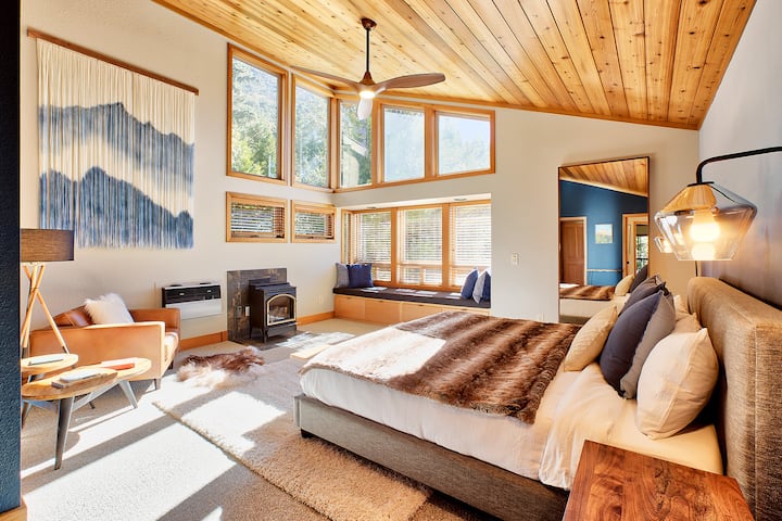 Spacious master bedroom with clerestory windows with views of Idyllwild's iconic Lily Rock