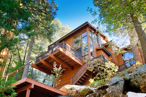 Luxury Cabin w/ Cedar Hot Tub & Mountain Views