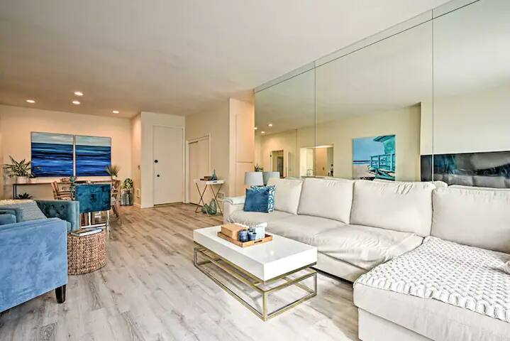 Spacious condo on the beach-views, parking & spa!