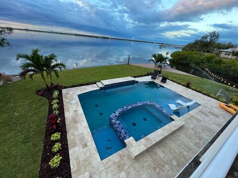 The Pink Riverhouse- Waterfront Paradise