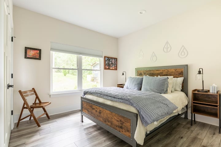 Bračni krevet (160x200) s novim madracima. Sjenila za zamračivanje.