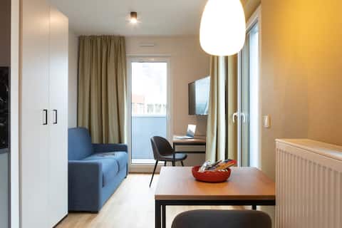 Popular Airbnb listing: Apartment S - Queen bed and terrace in Bockenheim
