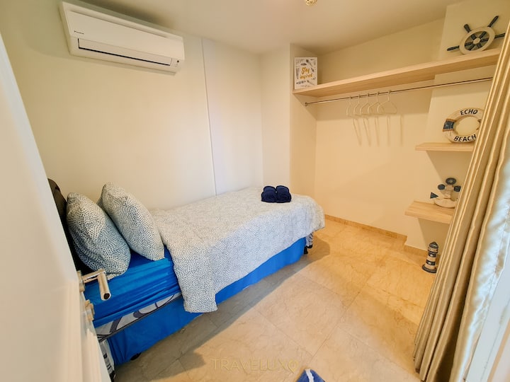 Second bedroom with 2 single beds