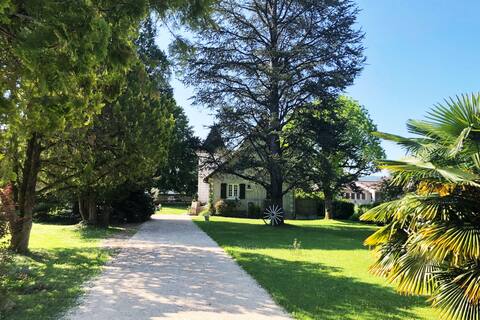 Characterful house with wooded park