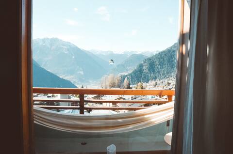 Cosy & Central Ski-in Ski-out  Studio with a view