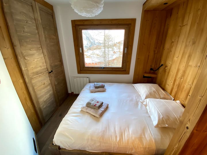 Habitación con una cama doble en una bonita vista a la montaña