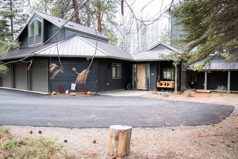 Large Black Butte Meadow Home With Mountain Views