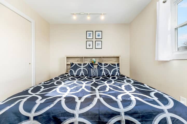 主卧配有加大双人床。