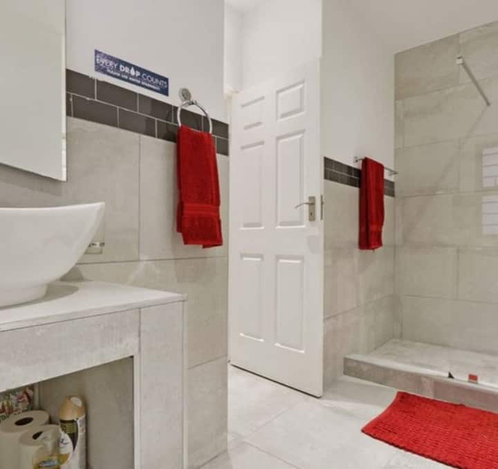 En-suite badkamer.
