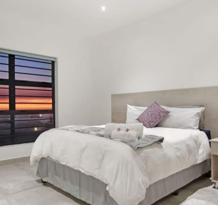 Slaapkamer 3 - slaapkamer 3 en 4 hebben een gedeelde ensuite  badkamer. 
Prachtig uitzicht vanuit deze slaapkamer. Queensize bed.