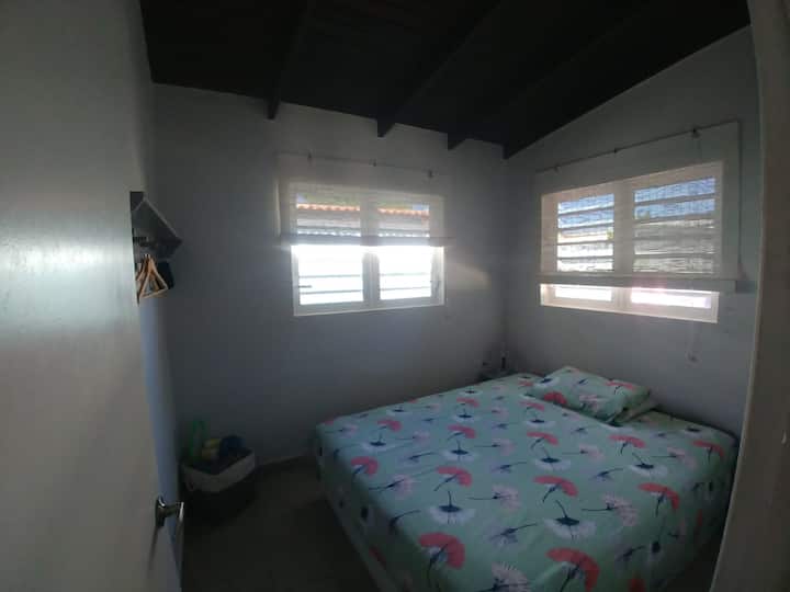 El segundo dormitorio cuenta con una cama tamaño queen.  Ambas habitaciones tienen camas con cajones extraíbles a continuación para un amplio almacenamiento de ropa.  También hay opciones de estantes y colgantes en las paredes.