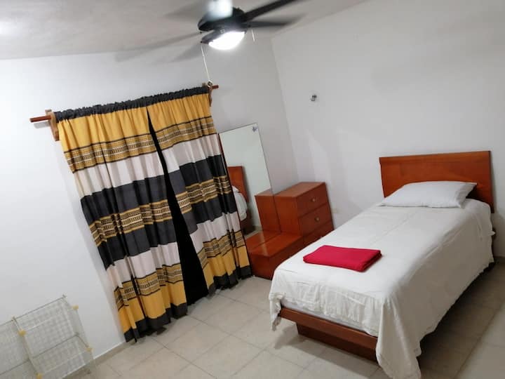 Toh Review ，单人床，带独立阳台。