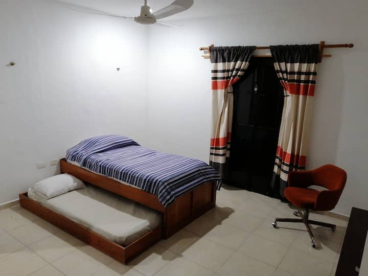 火烈鸟卧室配有小型私人阳台、2张单人床、2张单人床，可容纳3张。 我们还装有空调。 