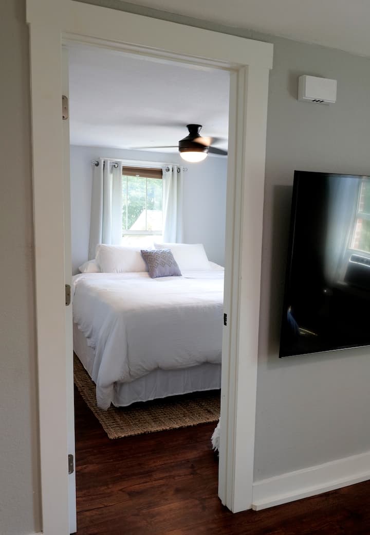 È qui che potrai dormire sonni tranquilli! Tende oscuranti, biancheria pulita e morbida su un letto king-size, ventilatore a 3 velocità e dimmer leggero. Un luogo confortevole dove riposare. Una casa lontano da casa. 