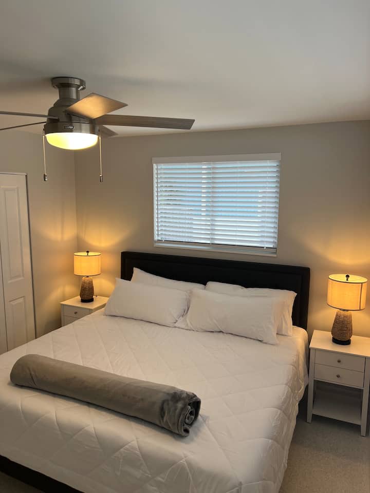 Dormitorio 2 con cama tamaño king y un televisor.