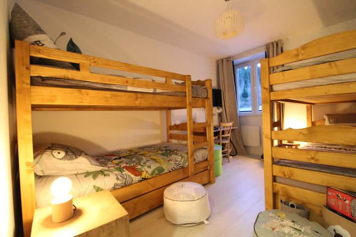 Chambre enfants avec jeux, livres et TV avec  Dvd