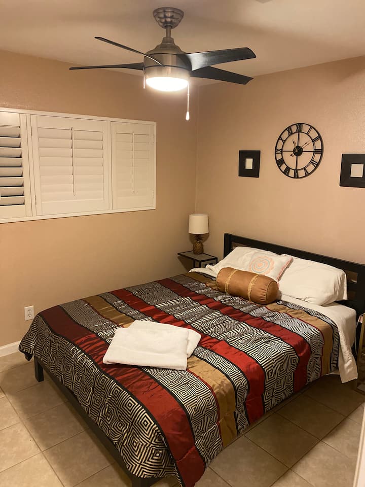 第三间卧室还配有一张标准双人床。