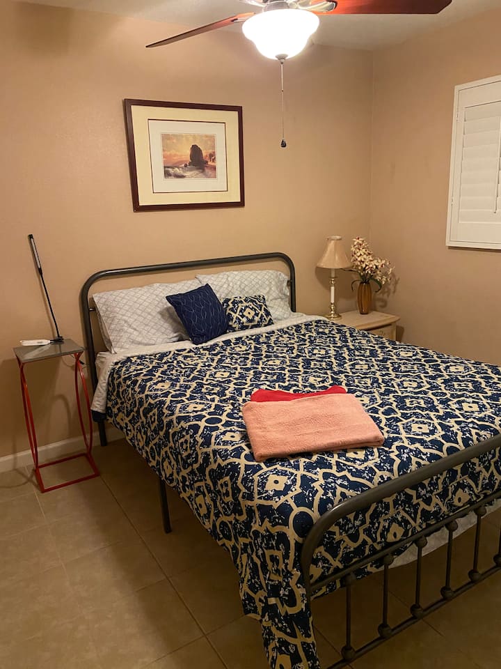 第二间卧室配有一张标准双人床。