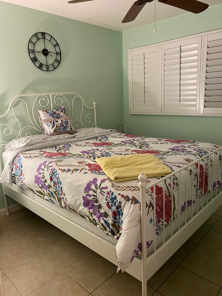 第四间卧室配有一张标准双人床。